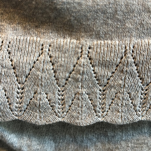 Leo & Nicole Bern Off the Shoulder Pointelle Detail Sweater. Light Gray. Sz M - Picture 4 of 8